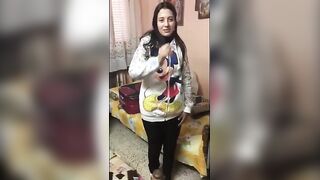 ندي اندر ادج راحت ل صاحبها الشقه و فضل يلعب في كسها  سكس مصري عشان تسخن و تخلي يدخل زبر فيها