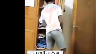 نيك محارم بيصور اخنها من غير ما تاخد بالها و هو عمال يفش  سكس مصري في بزازها و طيزها و يحسس علي كسها