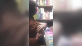 سوريه ماشيه مع صاحب محل المنظفات بطلع  سكس مصري بزها و تغري عشان يفشخ كسها و يوافق يطلع منزلها