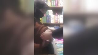 سوريه ماشيه مع صاحب محل المنظفات بطلع  سكس مصري بزها و تغري عشان يفشخ كسها و يوافق يطلع منزلها