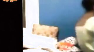 كان نايم في حالوا دخلت مرات ابوها الهايجه  سكس مصري و نطت عليه عايزه تتفشخ و تشبع كسها نيك