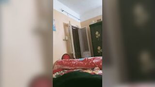 دخل بنت الجران شقتوا و مراتها مش موجوده لحس بزازها و سكس مصري  كسها لحد ما هاجت و خلعت العبايه و فتحت رجلها