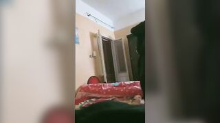 دخل بنت الجران شقتوا و مراتها مش موجوده لحس بزازها و سكس مصري  كسها لحد ما هاجت و خلعت العبايه و فتحت رجلها