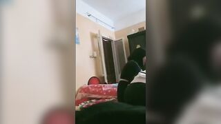 دخل بنت الجران شقتوا و مراتها مش موجوده لحس بزازها و سكس مصري  كسها لحد ما هاجت و خلعت العبايه و فتحت رجلها