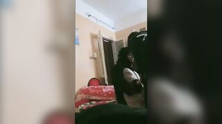 دخل بنت الجران شقتوا و مراتها مش موجوده لحس بزازها و سكس مصري  كسها لحد ما هاجت و خلعت العبايه و فتحت رجلها