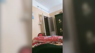 دخل بنت الجران شقتوا و مراتها مش موجوده لحس بزازها و سكس مصري  كسها لحد ما هاجت و خلعت العبايه و فتحت رجلها