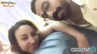 جاب صاحبوا ينيك مراتو بيصورها و بيقول مبسوطه يا روحي انا خدام لبن كسك ديوث محارم