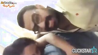 جاب صاحبوا ينيك مراتو بيصورها و بيقول مبسوطه يا روحي انا خدام لبن كسك ديوث محارم