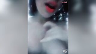 شرموطه بتتعالق علي الرجاله و هايجه بتلعب في بزازها سكس مصري  بتحط صباعه في كسها و بتقول دخلوا اوووي