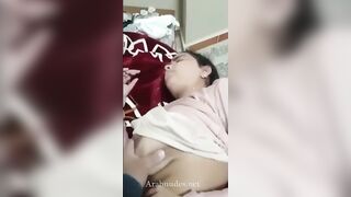 ابراهيم رجع من الشغل لاقي مرات اخو نايمه في الصاله  سكس مصري من غير بنطلون و بتلعب في كسها فشخها نيك