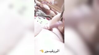 دخلت علي ابوها لاقيتوا بيلعب في زبره و هايج لحست زبره سكس مصري  ومصت بضانه و جبهم علي ربزازها و كسها