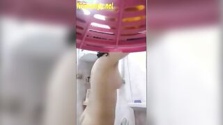 اخوها حط التلفون في الحمام عشان يصورها  سكس مصري و يتفرج علي جسمها و في بتاخد شاور