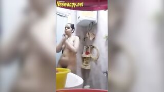 اخوها حط التلفون في الحمام عشان يصورها  سكس مصري و يتفرج علي جسمها و في بتاخد شاور