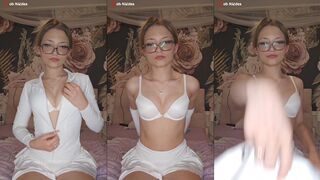 طقم ابيض يجنن علي بنت شقراء تداعب نفسها و يدخل حبيبها يمارس معها الجنس شرمها سكس