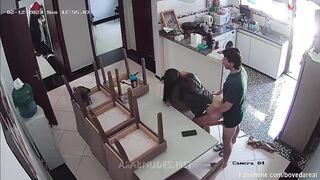 لاقي الشغاله واقفه في المطبخ و مراتو مش موجوده فشخ كسها و طيزها و الكاميرات صورتهم شرمها سكس