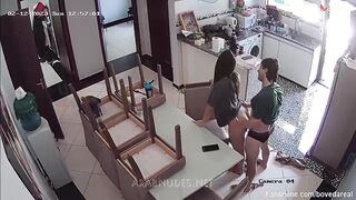 لاقي الشغاله واقفه في المطبخ و مراتو مش موجوده فشخ كسها و طيزها و الكاميرات صورتهم شرمها سكس