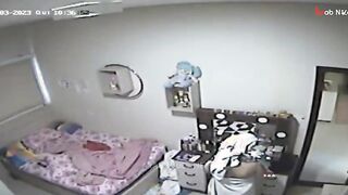 حط كاميرا في الاوضه عشان يعرف بتعمل ايه وهو مسافر و كانت المفاجاء سكس مصري شرمها سكس