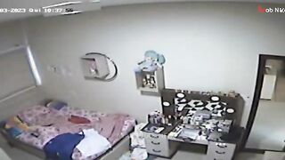حط كاميرا في الاوضه عشان يعرف بتعمل ايه وهو مسافر و كانت المفاجاء سكس مصري شرمها سكس