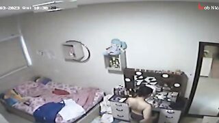 حط كاميرا في الاوضه عشان يعرف بتعمل ايه وهو مسافر و كانت المفاجاء سكس مصري شرمها سكس