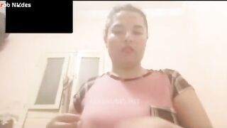 بداعب نفسها عشان جوزها مسافر بس مش قادره تشبع رغبتها جارها قام بالواجب و عوض غياب جوزها سكس عربي