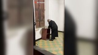 القسيس فشخ كس  سكس تويتر راهبت الكنيسه و فشخ كسها نيك و بيرسم الصليب علي طيزها قبل ما ينكها