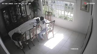 مراهقه هايجه قاعده  سكس تويتر تتفرج علي فيلم سكس هاجت و بتلعب في كسها  و جوز امهاا دخل ريحها