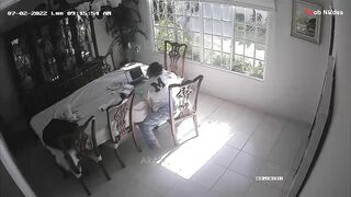 مراهقه هايجه قاعده  سكس تويتر تتفرج علي فيلم سكس هاجت و بتلعب في كسها  و جوز امهاا دخل ريحها