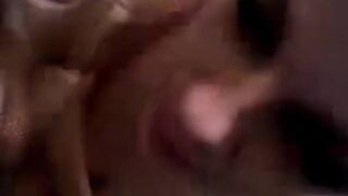 فوزيه اللبوه بترقص لعشيقها و عماله تتمنيك عليه و قعدت علي الارض تمص  شرمها سكس  زبر سكس عربي