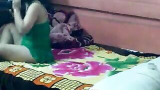 اللممحونه نضفت السرير و روقت علي نفسها بتستعد تفشخ كسها وتتناك سكس  سكس جامد عربي مصري جودة عالية