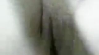 اللبوه بتقولي العب بصباعك في كسي شويه عايزه انزل لبني علي ايديك و بعدين افشخني بزبرك سكس مصري