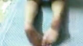 اللبوه بتقولي العب بصباعك في كسي شويه عايزه انزل لبني علي ايديك و بعدين افشخني بزبرك سكس مصري