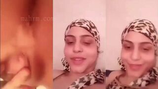 اللبوه الحيحانه عماله تلعب بصباعه في سكس مصري  كسها و بتقول من كتر ما انا هايجه كسي بينقط لبن