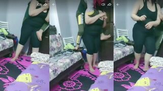 المموس شايل ابنها علي ظهرها و هو عمال  سكس مصري  يحسس علي طيزها برجلوا مموس ممحون فشخ كسها باين من البنطلون
