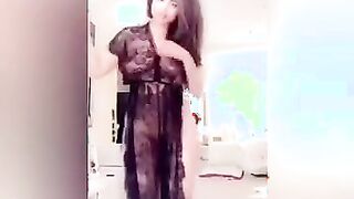 مقاطع ساخنه للبوه بوسي الراقصه وهي في حضن   سكس مصري عشيقها السعودي و هي نزله رقص عريانه و بتفشخ كسها بايدها