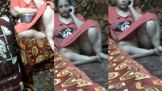 امي قعده عماله تتكلم في التلفون و طلعت سكس   مش لابسه اندر كسها كبير وفي شعر كان نفسي ادخلوا فيها
