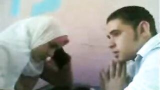 اللبوه مع زميله في الشقه لوحدها  صور سكس فضل يمشي ايدوا علي جسمها لحد ما هاجت وفشخت رجلها فشخها نيييك