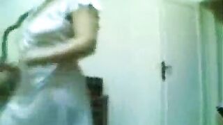 اللبوه مع زميله في الشقه لوحدها  صور سكس فضل يمشي ايدوا علي جسمها لحد ما هاجت وفشخت رجلها فشخها نيييك