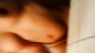 اندرايدج هايجه وكسها مشعرقعده في الحمام  موقع سكس و فشخ رجلها نزله لعب في كسها وطيزها اللبوه هايجه فشخ