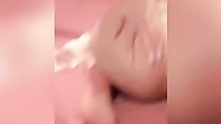 المموس فشخ نفسها علي السرير وبتصور كسها  موقع سكس وهي بتلعب فيه جابت اكبر زبر صناعي و ناكت نفسها