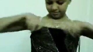 مموس  هنديه لسه بنت بنوت  سكس تويتر عشيقها صورها و هو بيدخل عليها و بيفتح كسها البت خبره برضو