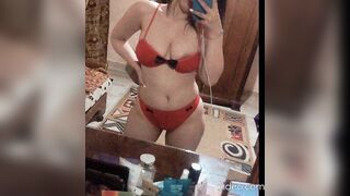 لبوه مصريه بطقم بكيني احمر نااار مطلع بزازها من البرا عماله تلعب  سكس تويتر في الحلمه ممحونه نيييك في نفسها