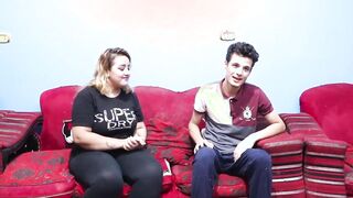 الديوث عزم صاحبوا في البيت  عشان يفرجوا علي مراته المموس سكس مصري  والهايجه رايحه جايه قدامه تهز في طيزها و بزازها