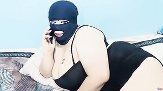 ام محمود الهايجه رسمت فراشه علي كسها  porno و قعده تتفرج علي افلام سكس و تلعب في بزازها وكسها لبوه نيك