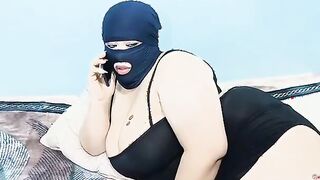 ام محمود الهايجه رسمت فراشه علي كسها  porno و قعده تتفرج علي افلام سكس و تلعب في بزازها وكسها لبوه نيك