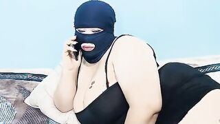 ام محمود الهايجه رسمت فراشه علي كسها  porno و قعده تتفرج علي افلام سكس و تلعب في بزازها وكسها لبوه نيك