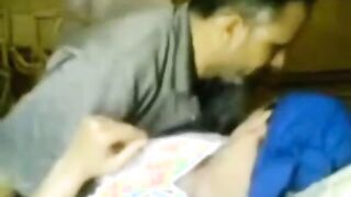 زينب بياعت الخضار راحت للمعلم الورشه  porno تروق علي زبر و دلعوا بكسها الكبيره فشخها نيك في الارض