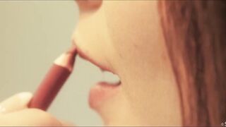 اللبوه كتفت جوزها وهو عريان ملط و جابت صاحبتها عشان  xxnx يتناكوا منوا هم الانتين و نزلين لحس ومص في جسموا