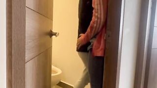 اللبوتين فشخين  xxx  بعض في الحمام المموس مسك صاحبتها و عماله تدعك في كسها و بزازها شراميط ممحونين