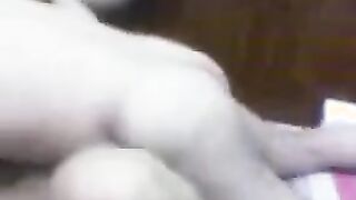 مموس تخينه وجسمها قشطه فشخ نفسها علي  xxx المرتبه وعشيقها فشخها نيك عنيف بتقولوا براحه يا ممدوح