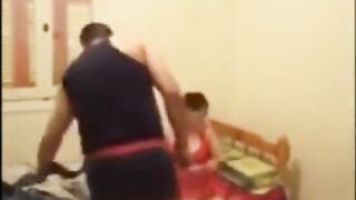 الحيحانه مي راحت ل حبيبها الشقه لابسه قميص احمر  سكس جامد فشخ نزل لحس ومص في بزازها وكسها جبتهم علي لسانوا